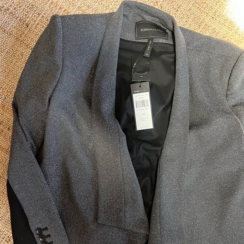Glittery silver fitted BCBGMAXAZRIA blazer. - Picture 4 of 4